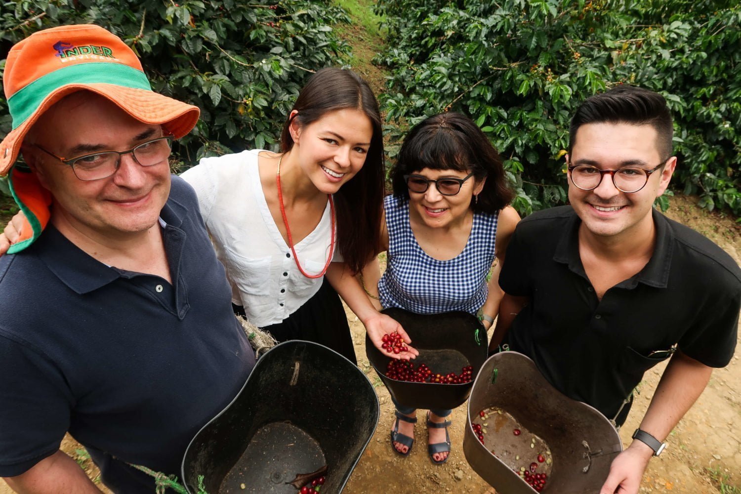kims familj visar oss deras nyplockade kaffefrukt på finca la leona i Envigado